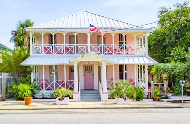 Historic 1930c Inn- 8BR/8BA Separate Suites All-in-One Sleeps 16! 400ft to Beach