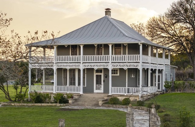 Historic 2 Bed Farmhouse: Firepit | Mountain Views