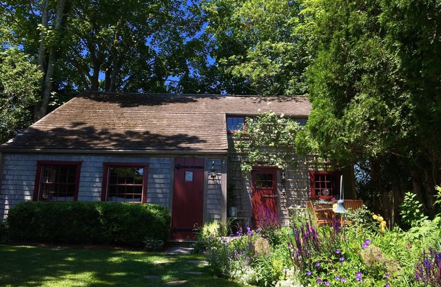 Historic 2 bedroom cottage in the heart of old town Nantucket