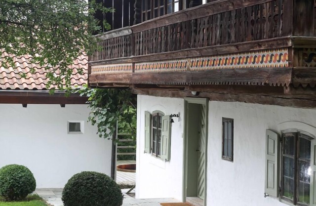 HISTORIC BAVARIAN COTTAGE; Heritage Stay with Sauna and Spa, 35min from Munich