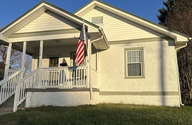 Historic Bungalow Close to Everything!