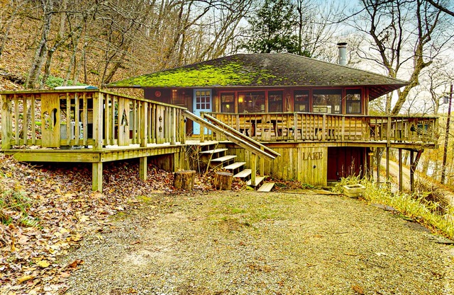 Historic cabin with Lake Lucerne views, wraparound deck & woodstove- by downtown