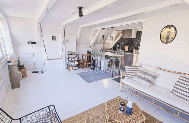 Historic Canal house from 1618/Ecolicious design joyjoyjoy top floor/Canal view