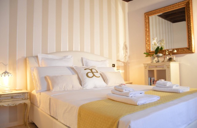Historic Center - Elegant Apartment with Charming Antiques - Raffaello Inn