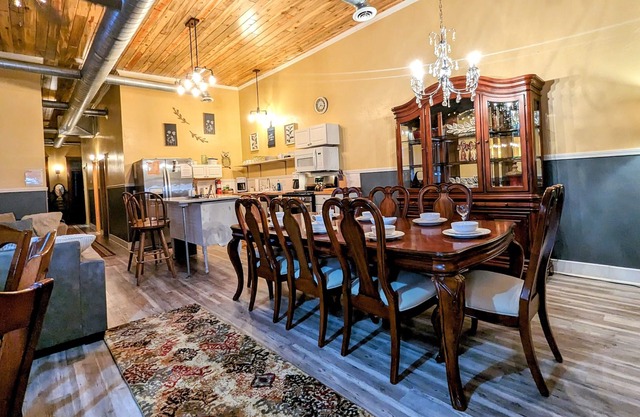 Historic Centralized Victorian Downtown Condo Close To All Tourist Attractions