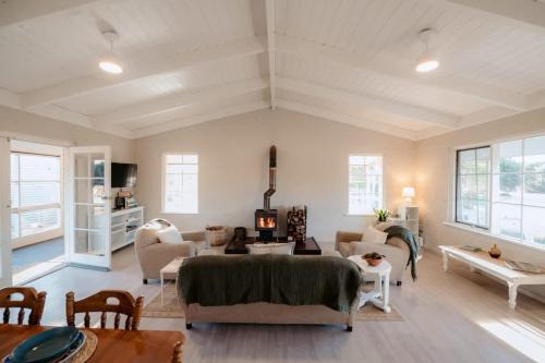 Historic Cottage with private Hiking trails & private waterfront