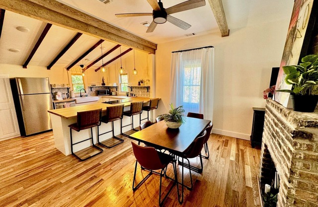 Historic Cottage Downtown Macon with off street parking