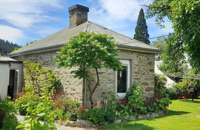 Historic cottage room w private Lounge, Cottage garden, walk to shops and cafen
