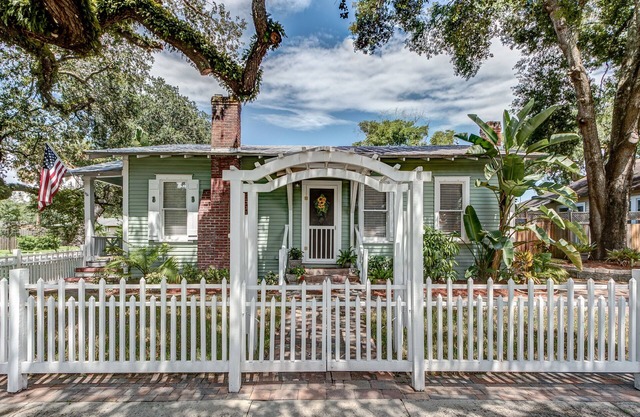 Historic Cottage, super clean, comfortable and well equipped.