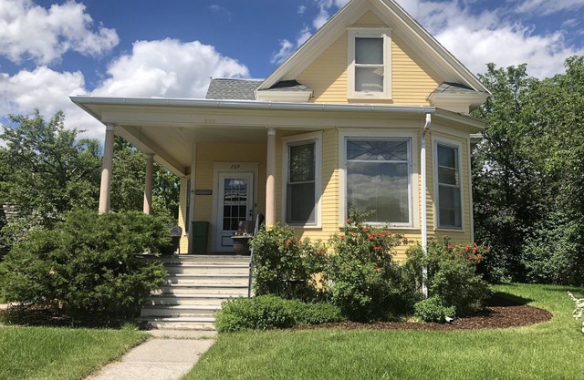 Historic Cottage, Two Blocks from Main St., 30 day+ stays.