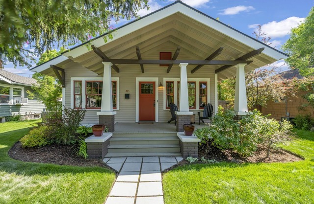 Historic Craftsman Bungalow, Just Steps to Downtown ~HOT TUB!~