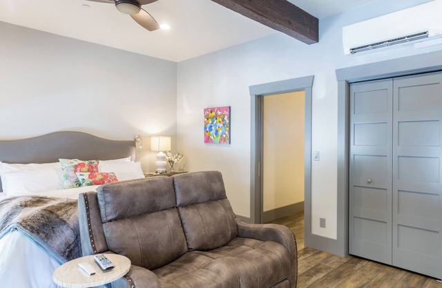 Historic Downtown Luxurious Apartment Only Steps Away from Local Restaurants