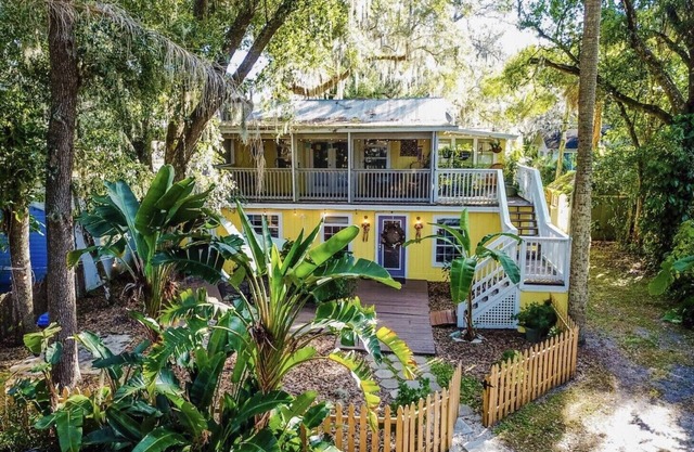 Historic Downtown Sanford Sunshine Cottage with Tree Top Suite!
