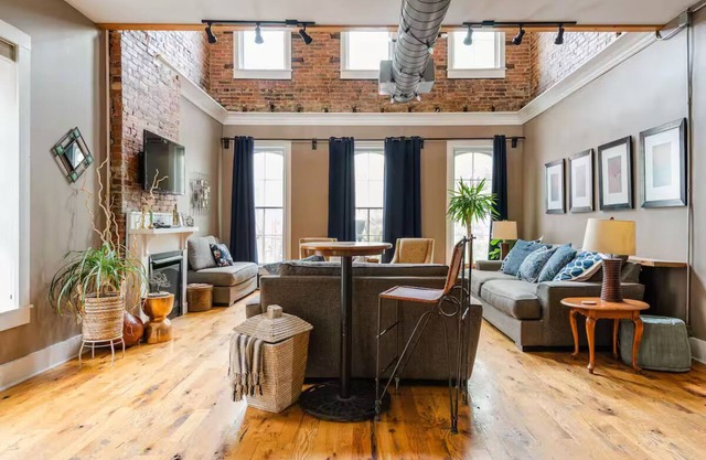 Historic Downtown, Walk to Dinner and Shops, Rooftop Patio, Great for Big Groups