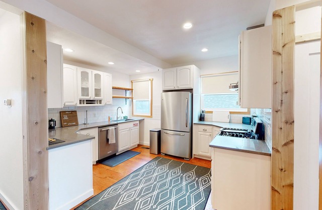 Historic duplex near downtown with enclosed yard, streaming, mountain views, AC