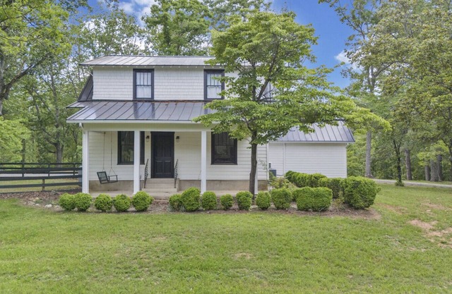 Historic Farmhouse|5 acres|Hot Tub| Parkway Access