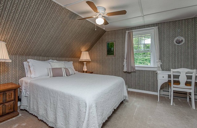 Historic Farmhouse in White Mountains Close to great trails
