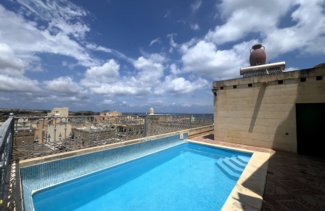 Historic Farmhouse with courtyard, kitchen terrace and rooftop with pool