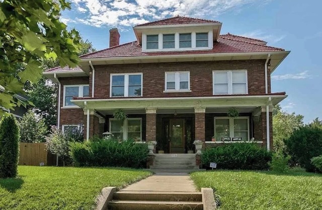Historic Field Club Retreat Spacious Stay for 12