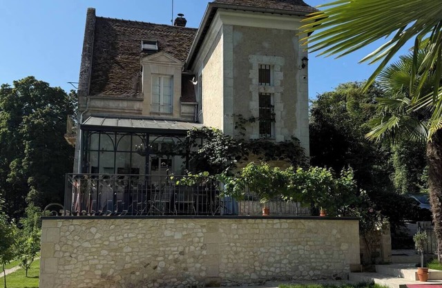 Historic French Chateau & Pool, Paris 35 minutes