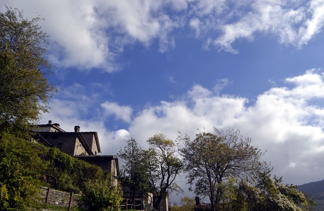 Historic hillside cottage in Tuscan Appennines