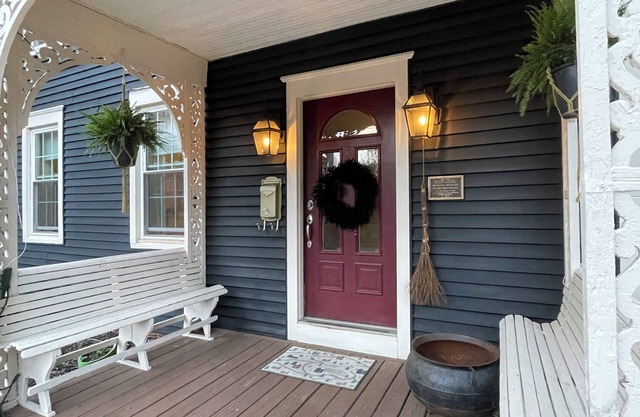 Historic home, great yard & Walk to Dogfish Head Brewery!