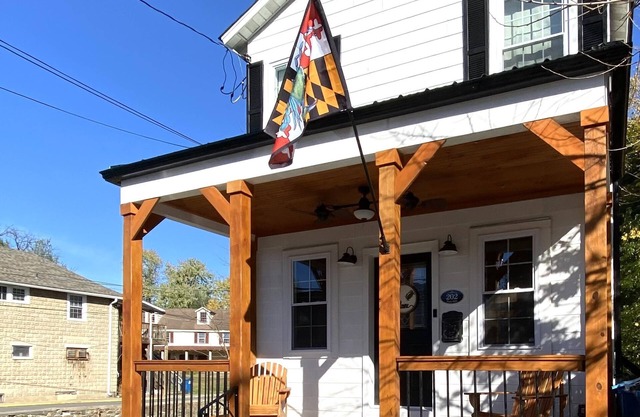 Historic home in the heart of Main Street- walkable to shops and restaurants