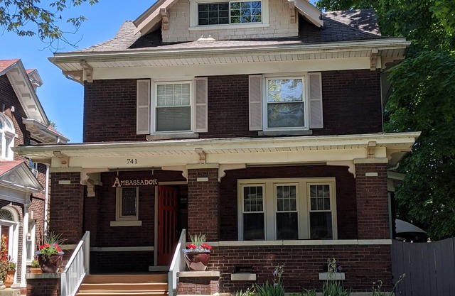 Historic home just 2 blocks from the Aquarium and Falls!