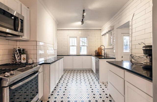Historic Home on Large Park (Minutes to downtown)