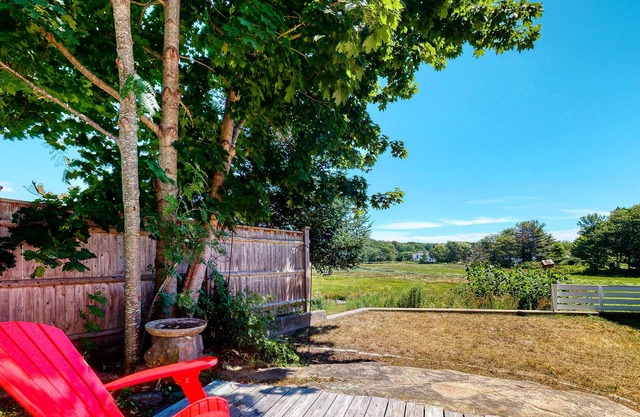 Historic home w/ flatscreen TV, free Wifi, and meadow views close to ocean/town!
