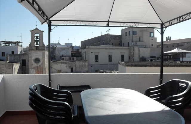 Historic house a few steps from the sea with terrace overlooking the castle