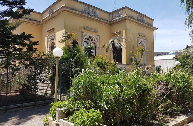 Historic villa in the center with outbuilding and garden