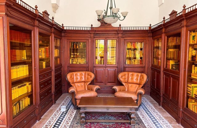 Historic home with large garden and swimming pool, pets allowed