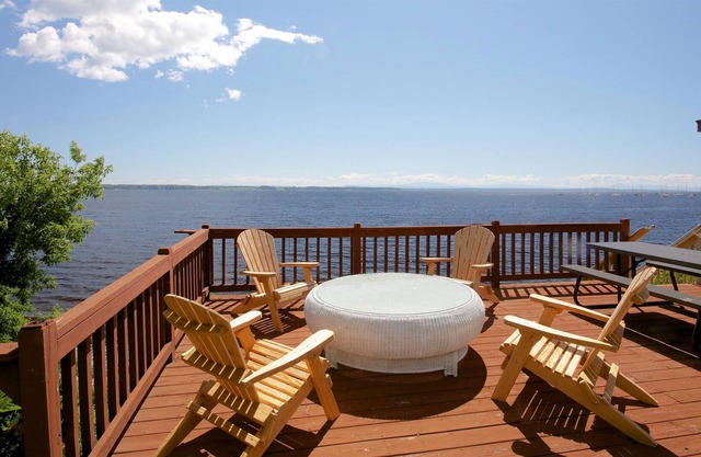 <> Historic Lakefront Home / Walk to Restaurants...