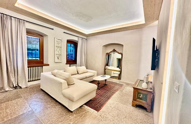 Historic lakeside villa w/majestic Tre Cime views