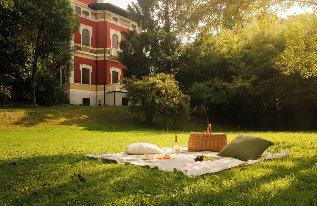 Historic Liberty Villa with Tower, Venetian Gondola & Riverside Park