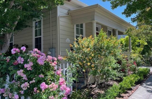 Historic Light-Filled 2BR Close to Downtown Core!