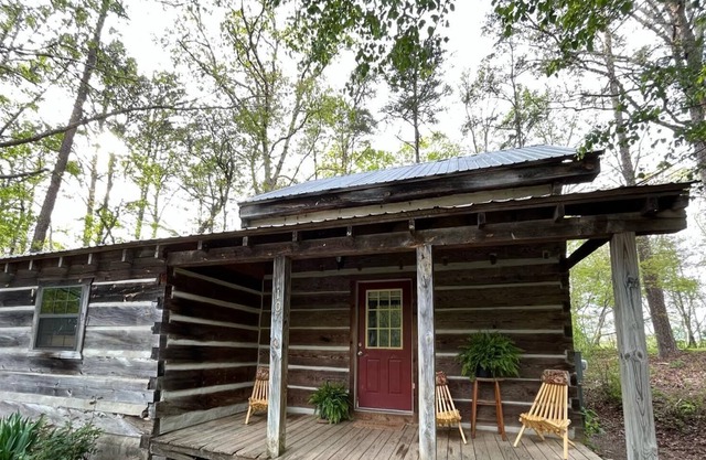 Historic Log Cabin near Fort Mountain, Chatsworth, Ellijay and Dalton!