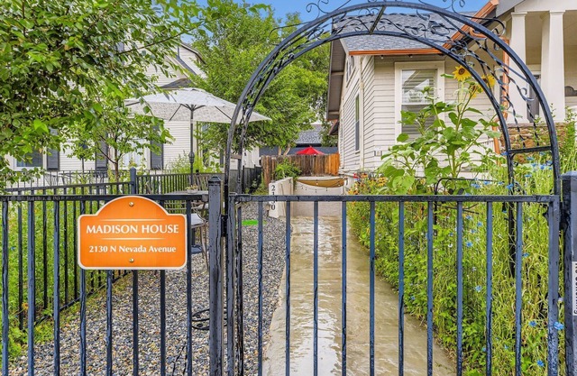 Historic Madison House: Stylish 2BR Couples Haven Near Downtown Colorado Springs