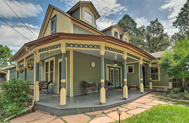 Historic Manitou Springs Victorian: Walk Downtown!