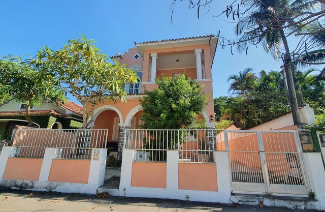 Historic mansion in front of Tamoios beach