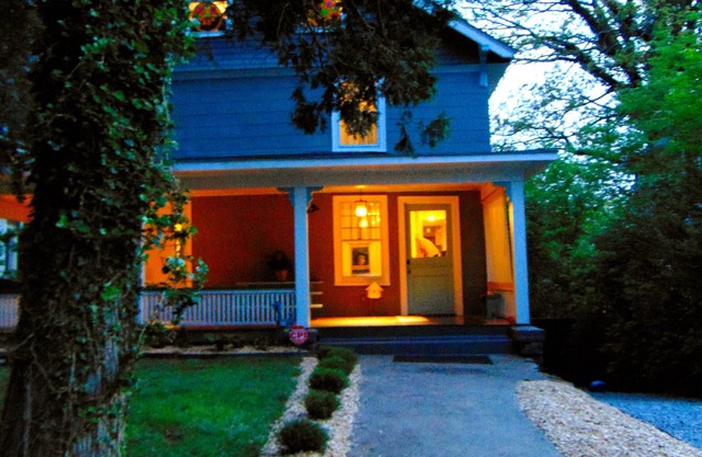 Historic Montford house - Walk to downtown Sleeps 8