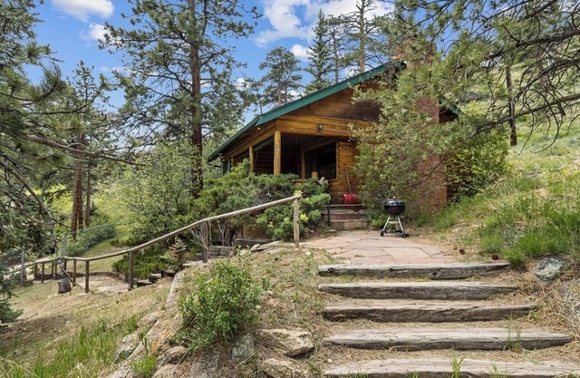 "Historic Mountainside Cabin At Braeside" Pet friendly.