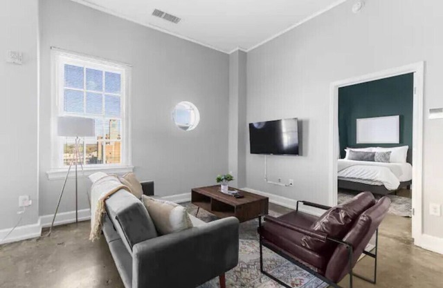 Historic Penthouse Downtown Apt Near BHAM Hospital