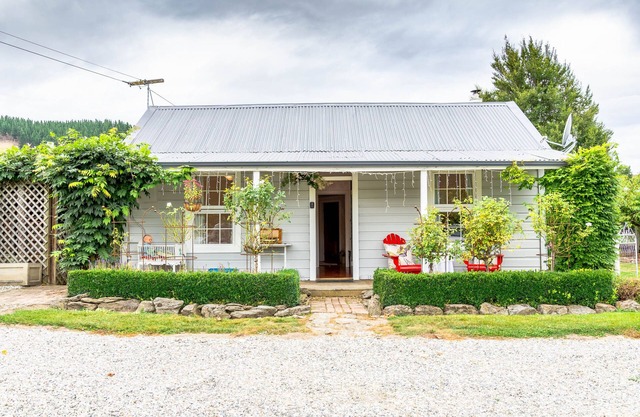 Historic Plum Tree Cottage - unlimited wifi, Rail trail perfect