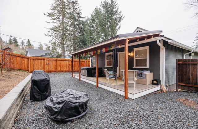 Historic Retreat with Hot Tub and Firepit at Entrance of Mt. Rainier