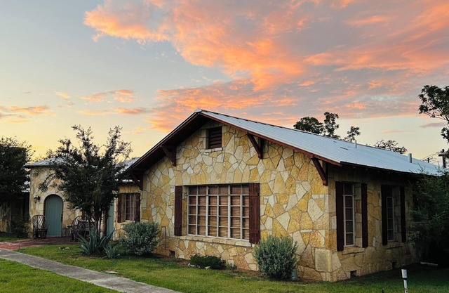 HISTORIC STONE RIVER CABIN! Why stay in a tiny home? 5 min from Bandera!