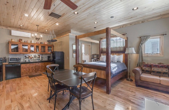 Historic Suite - Downtown Ouray - On Main Street - Air Conditioning!