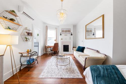 Historic Suite Near Mercer and Downtown
