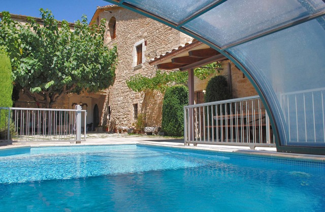 Historic & traditional Catalan villa with heated pool, 2 km. from Banyoles lake.